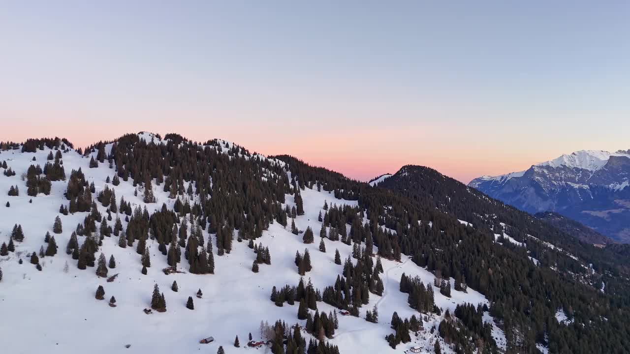 瑞士昂特瓦兹，黄昏时的雪景，鸟瞰图视频素材