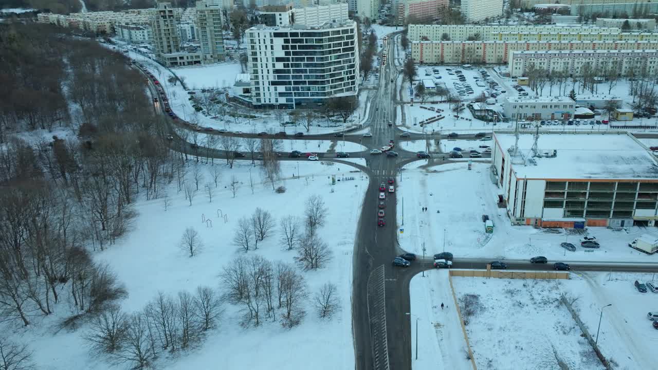 波兰普兹莫泽Gdańsk县冬季城市道路鸟瞰图。视频素材