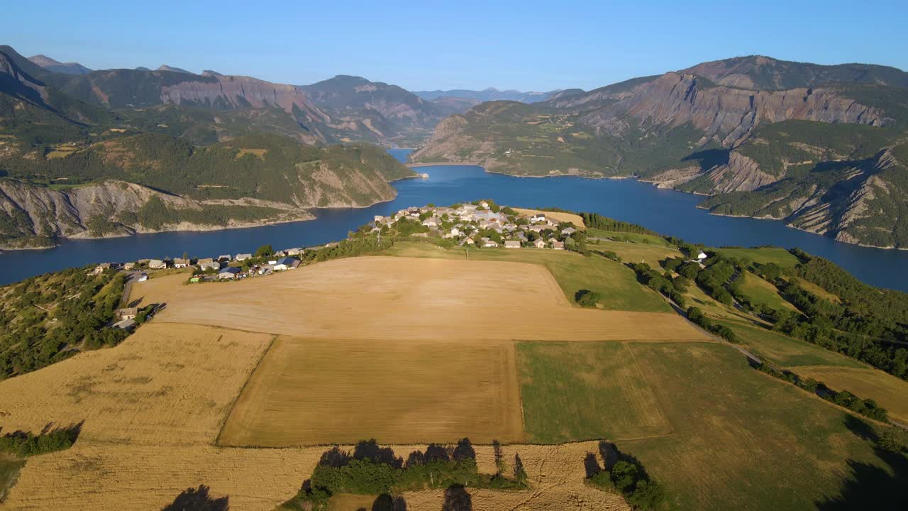 从空中俯瞰Serre-Poncon湖和Le Sauze-du-Lac村。夏天的杜兰斯谷。上阿尔卑斯(阿尔卑斯山)，法国视频素材