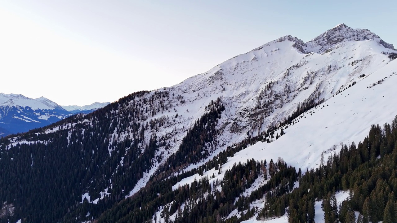 瑞士Untervaz，鸟瞰图，展示冬季的雪景和高山风光视频素材