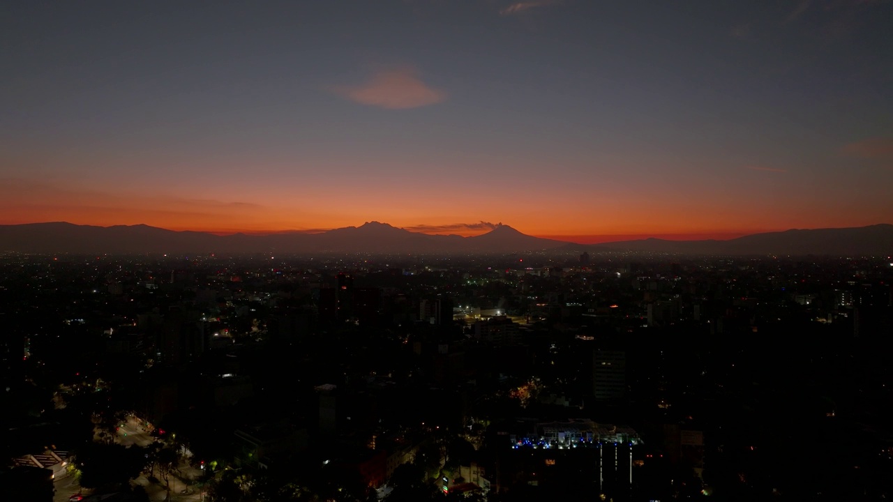 日出时，墨西哥城伊兹塔奇瓦尔火山的彩色照片视频素材