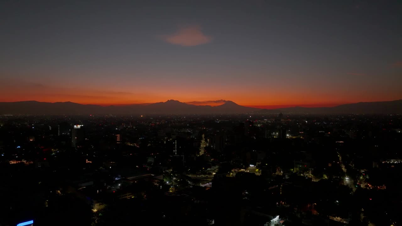 墨西哥城，日出时天然火山的轨道照片视频素材