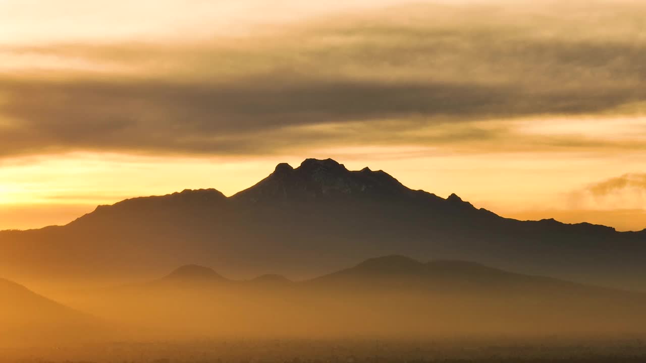 日出时，墨西哥城伊兹塔奇瓦尔火山的彩色照片视频素材