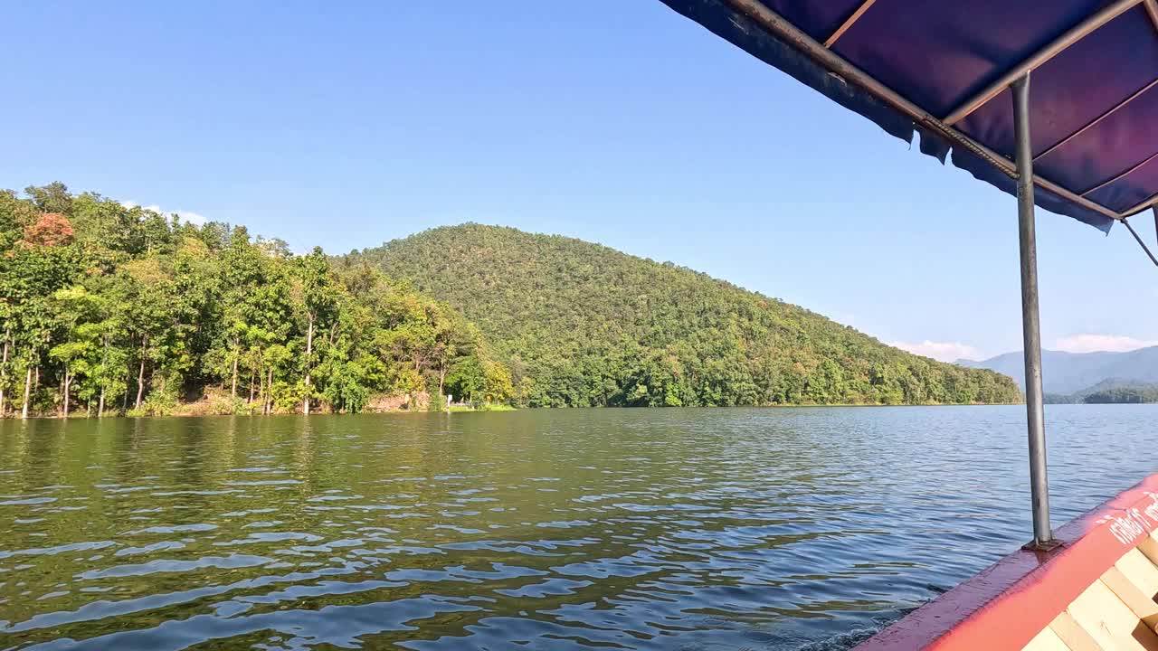 风景秀丽的湖游船之旅视频素材