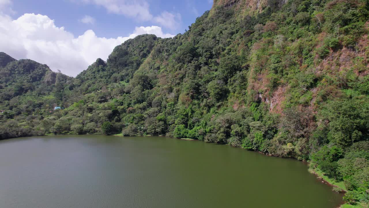 一个郁郁葱葱的绿色景观和宁静的湖在圣卡洛斯，鸟瞰图视频素材