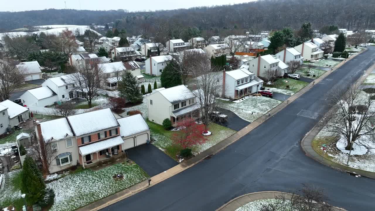 美国乡村景观中的美国住宅区。冬天的雪覆盖了屋顶。空中鸟眼飞行。视频素材