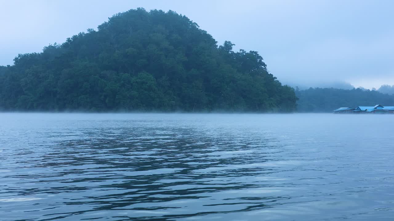 雾湖岛宁静视频素材