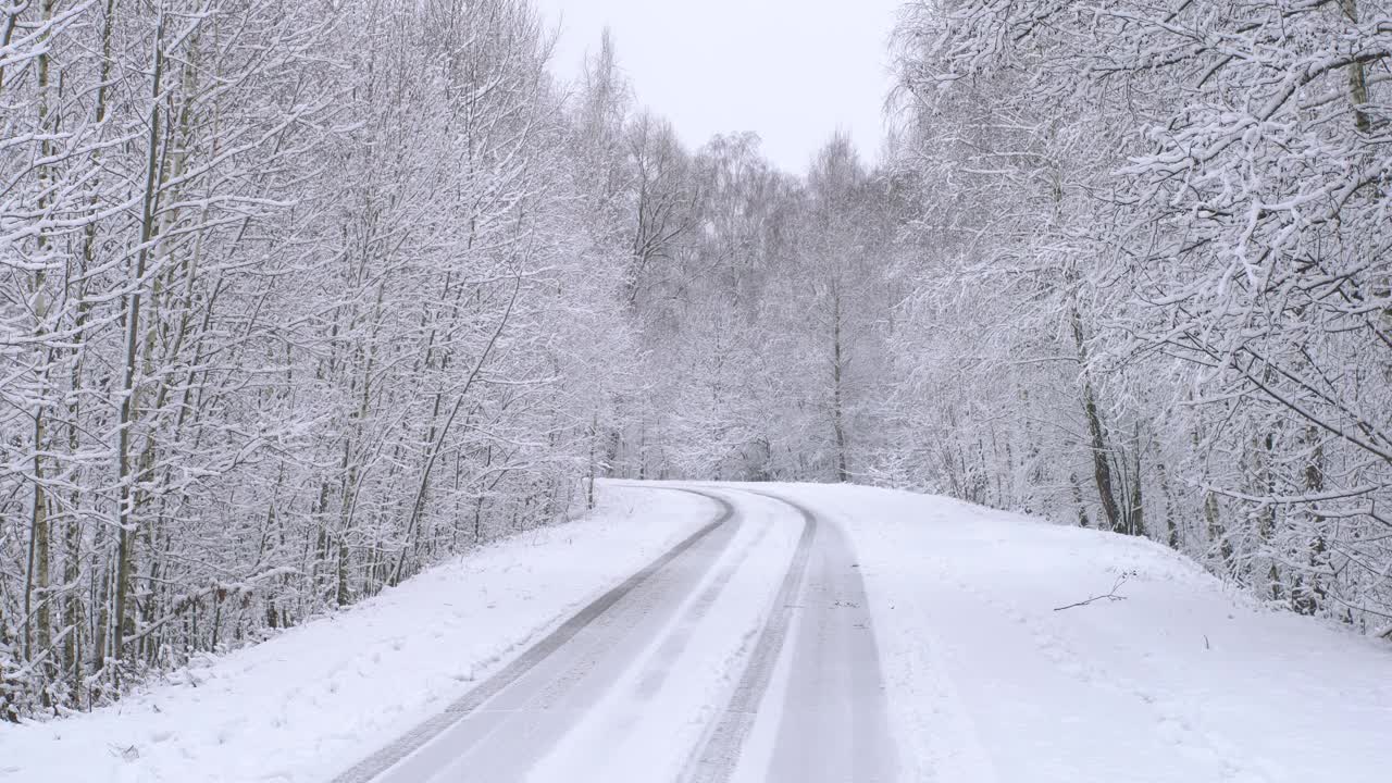 弯弯曲曲的道路和霜冻的风景视频素材