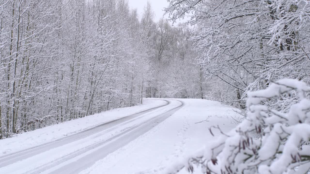 弯弯曲曲的道路和霜冻的风景视频素材