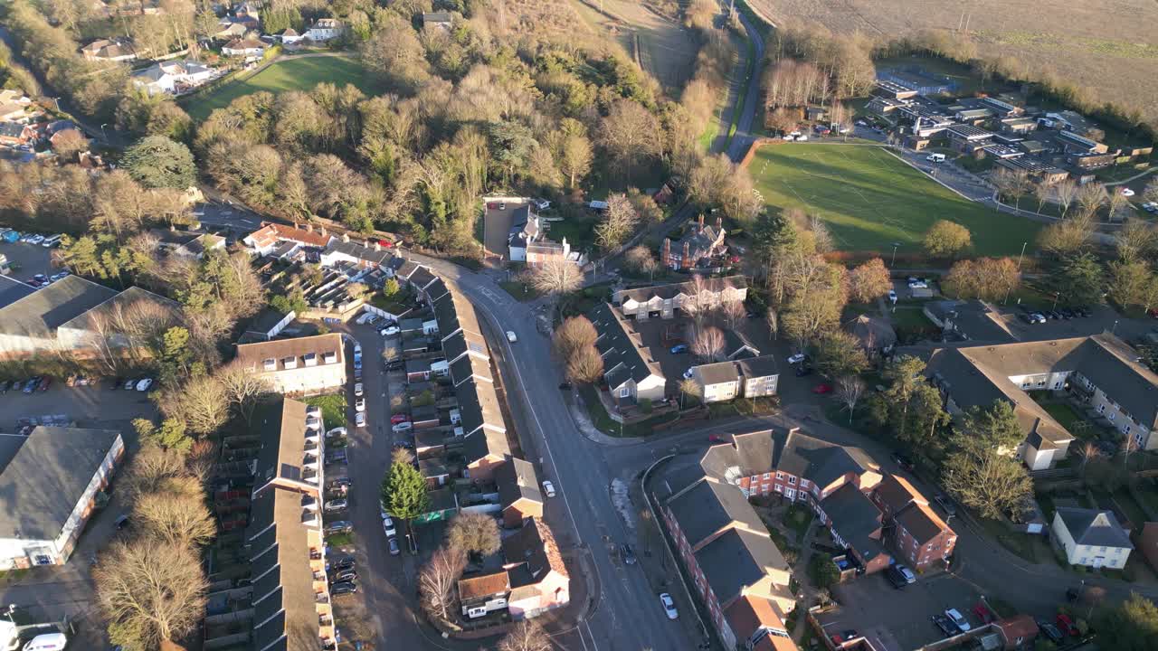 在英格兰的伯里圣埃德蒙兹，显示住宅区的道路和树木，黄金时间，鸟瞰图视频素材