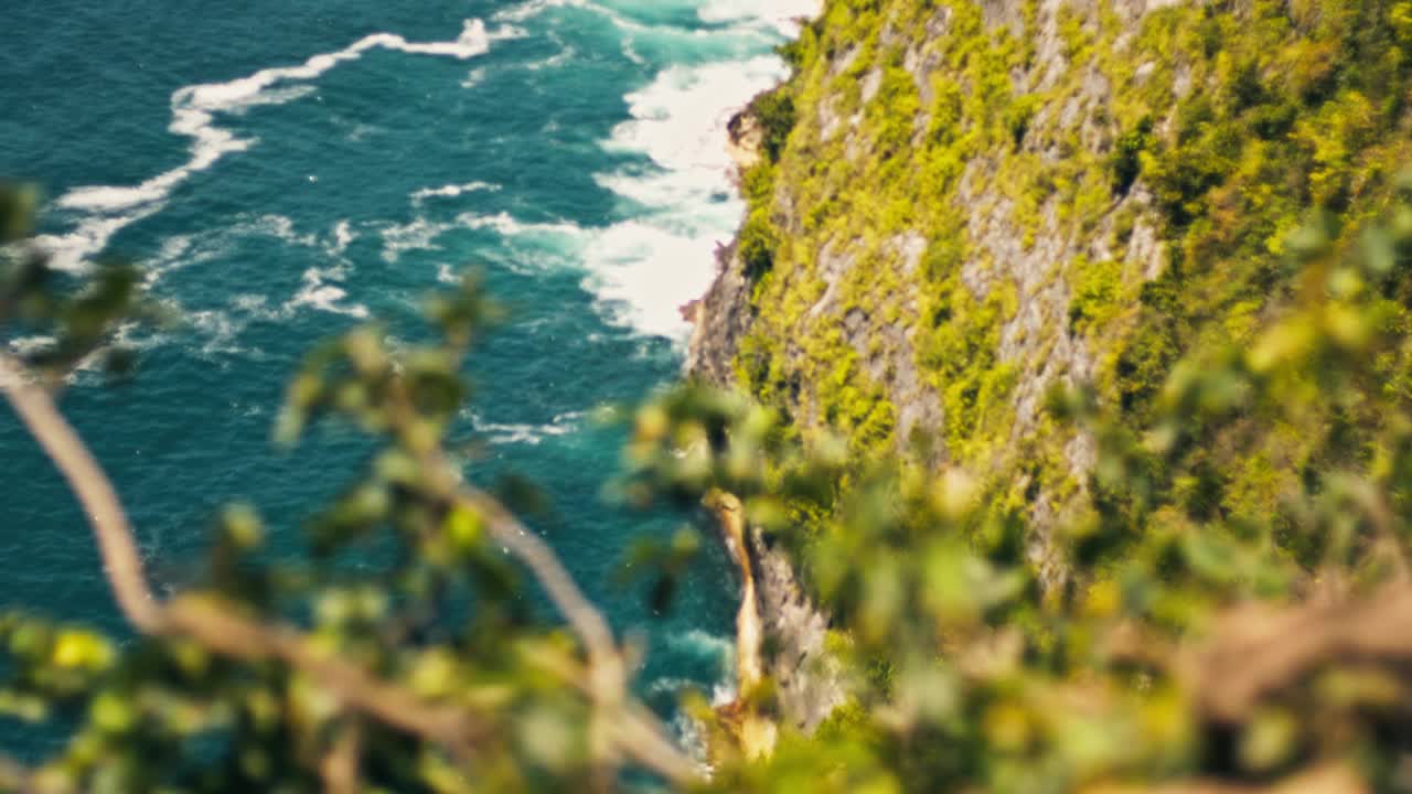 亚洲山脉的电影镜头，印度尼西亚巴厘岛的热带山脉视频素材