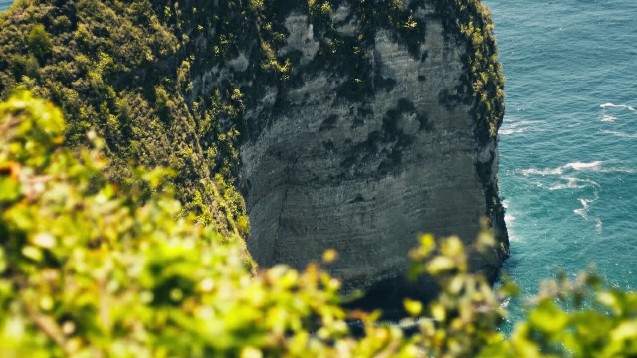 亚洲山脉的电影镜头，印度尼西亚巴厘岛的热带山脉视频素材