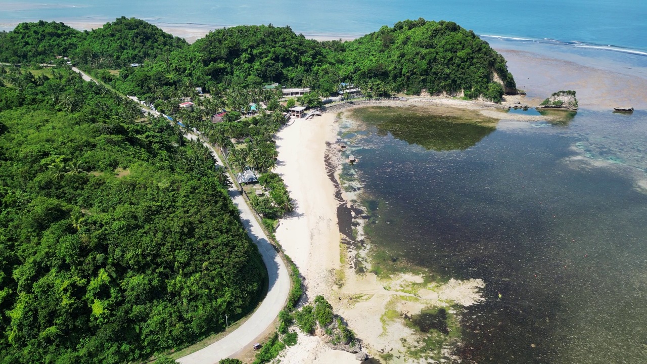 双子岩度假胜地在维拉克，卡塔丹瓦尼斯与郁郁葱葱的树叶和清澈的水，鸟瞰图视频素材