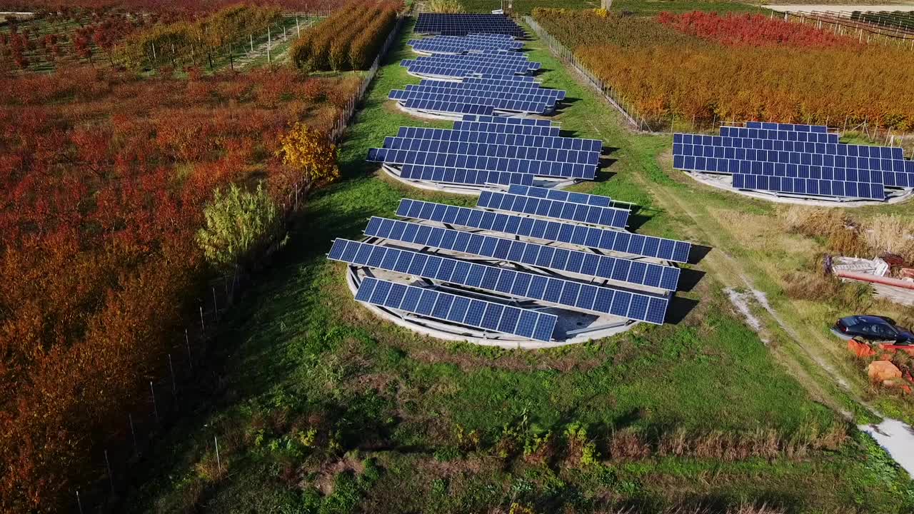 在希腊农村，太阳能电池板阵列推动了革命性的农业发展视频素材