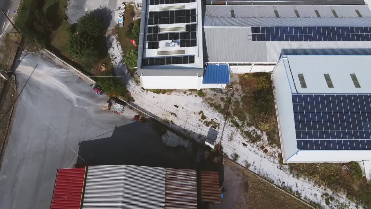 清洁能源设施的复杂屋顶挤满了太阳能电池板，空中全景，向后推车视频素材