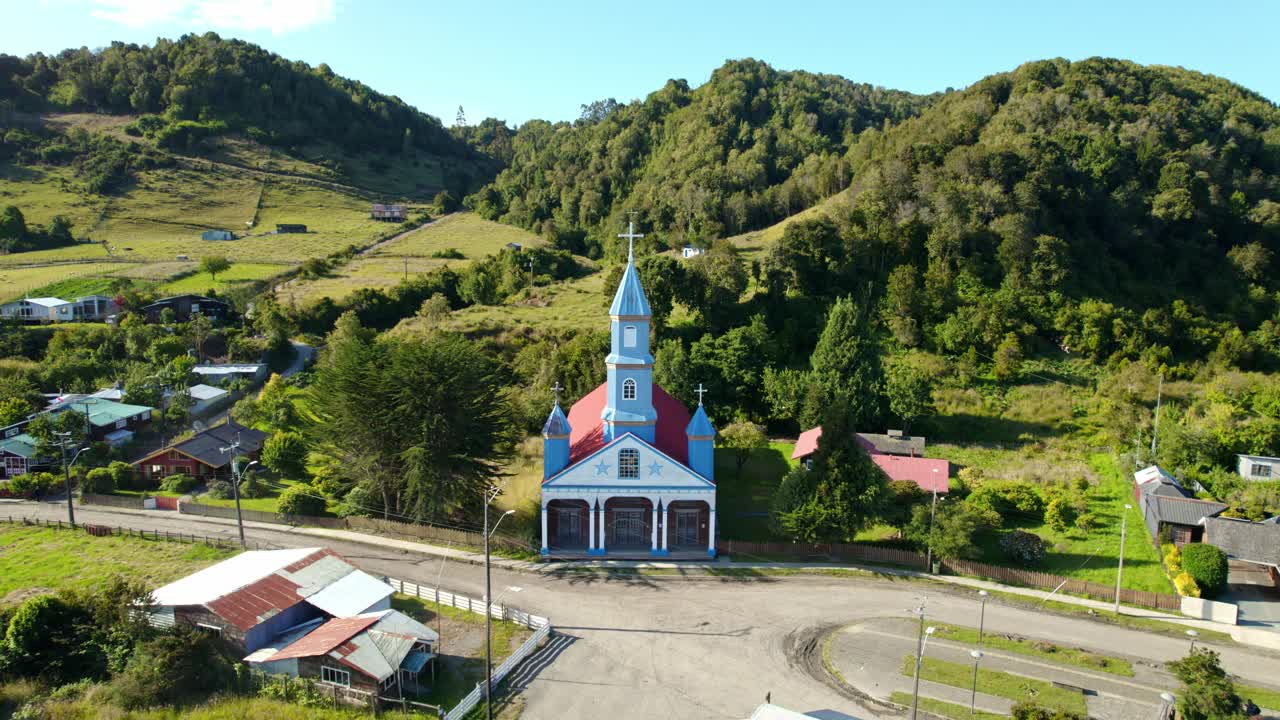 在阳光明媚的智利chilo<e:1>，俯瞰Iglesia de Tenaún教堂视频素材