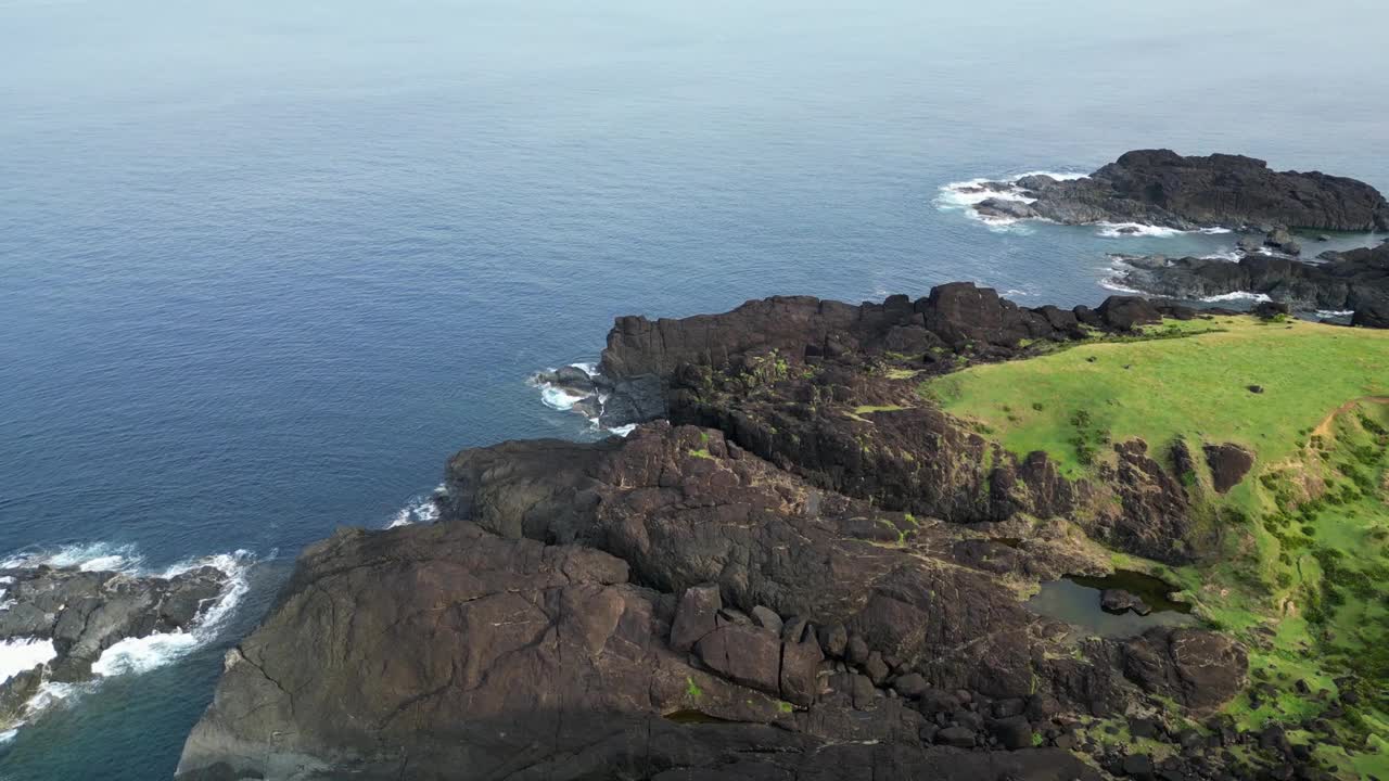 岩石海岸线，郁郁葱葱的绿色植物和宁静的大海，catanduanes，鸟瞰图视频素材