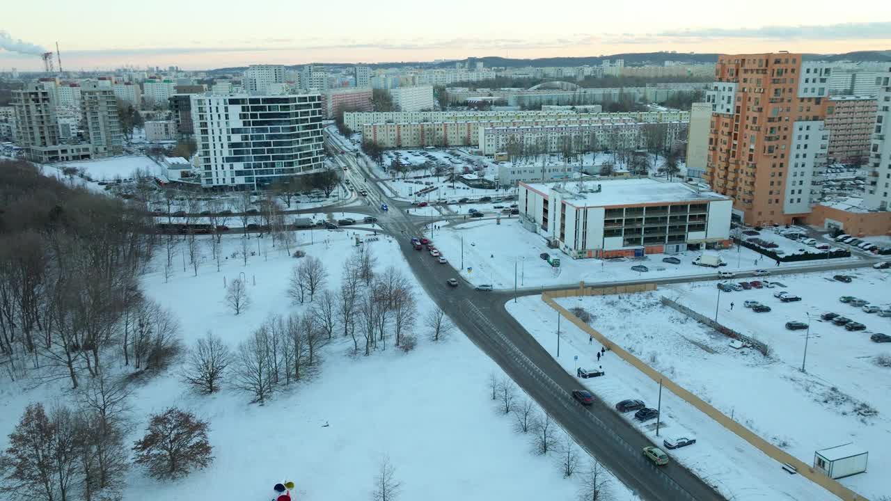 在波兰的格但斯克市，积雪覆盖的普雷兹莫泽市，汽车驶近十字路口视频素材