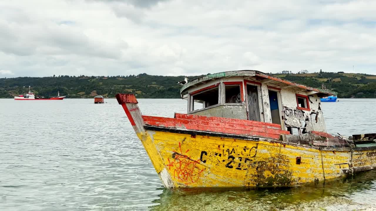 卡车右遗弃渔船在Dalcahue, chilo<e:1>群岛，智利。清澈的海水视频素材