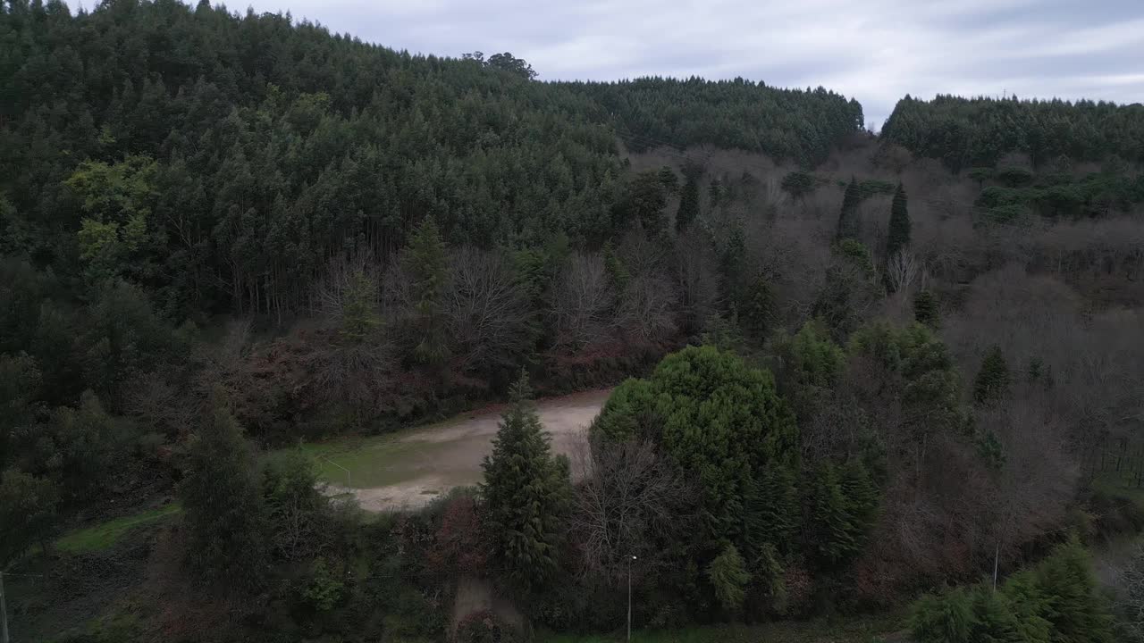 鸟瞰在森林里被遗弃的足球场，拉格雷斯，费尔盖拉斯，葡萄牙视频素材