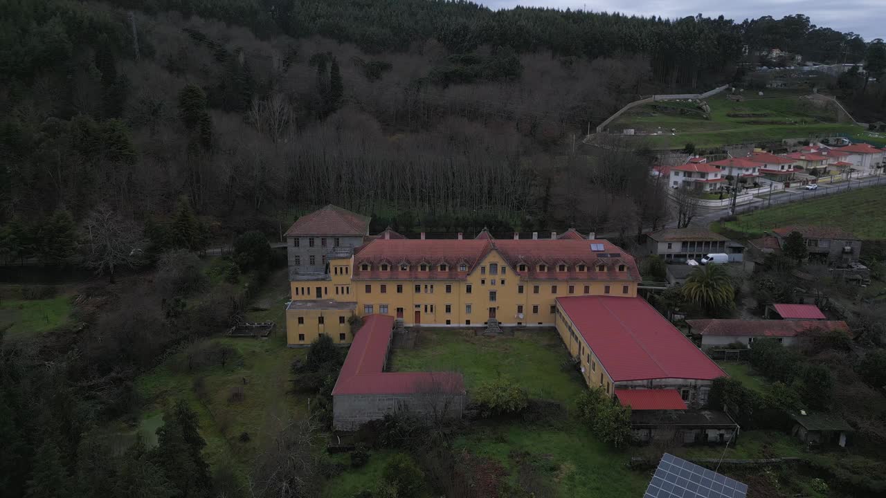 鸟瞰图Seminário de Oleiros在Lagares, Felgueiras，葡萄牙视频素材