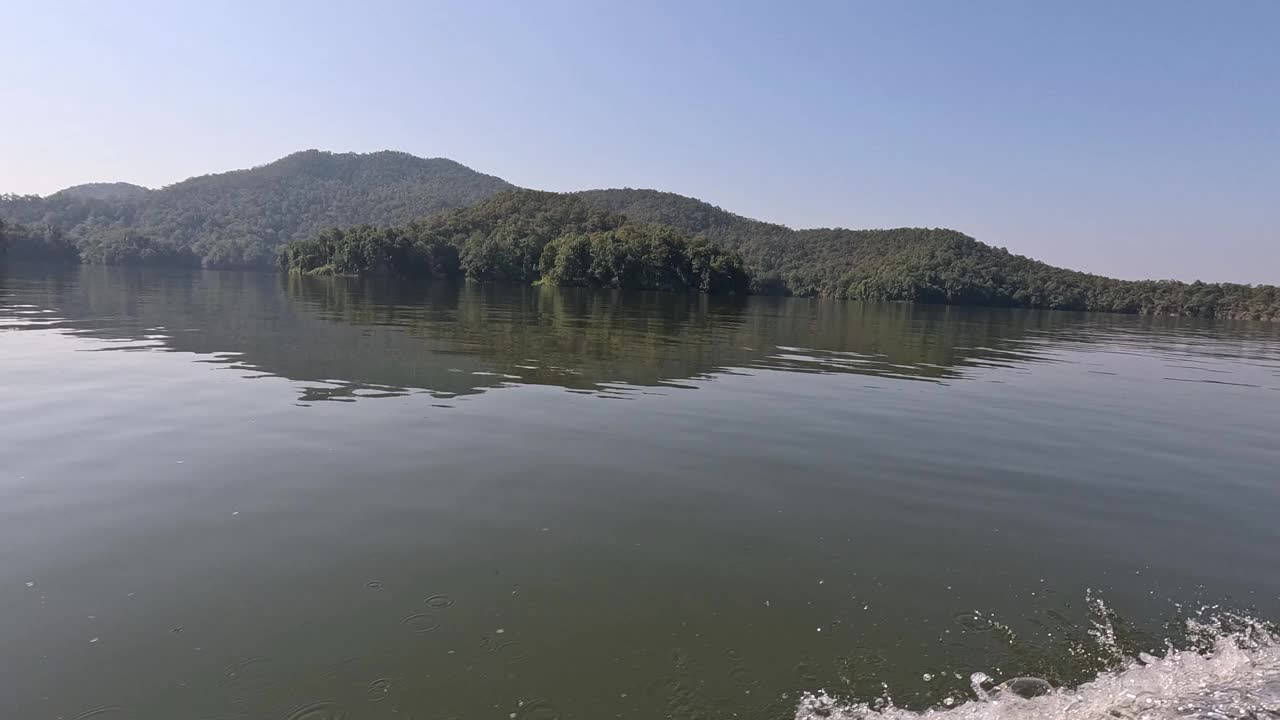 平静的湖与荡漾的水视频素材