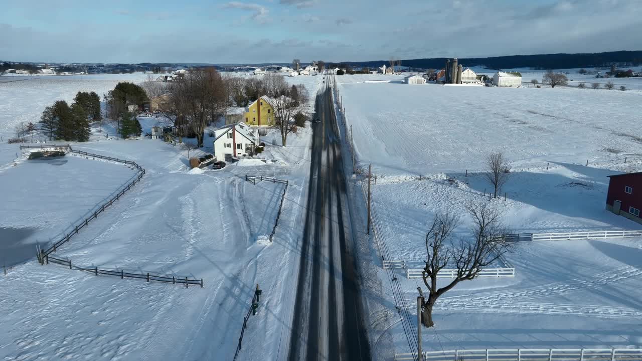 美国冬天下雪的乡村。美国乡村公路上的航拍照片，农田被雪覆盖。视频素材