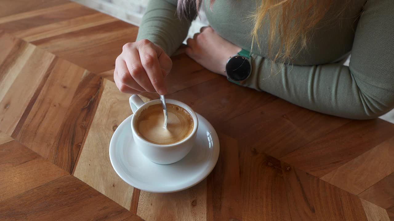 俯视图，一个女人手拿着咖啡杯视频素材