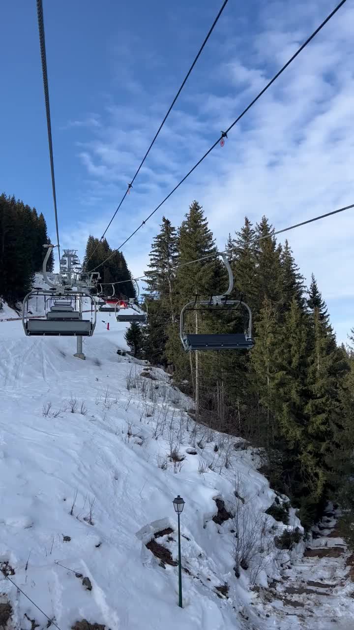 在Courchevel滑雪胜地的森林之间的滑雪缆车视频素材