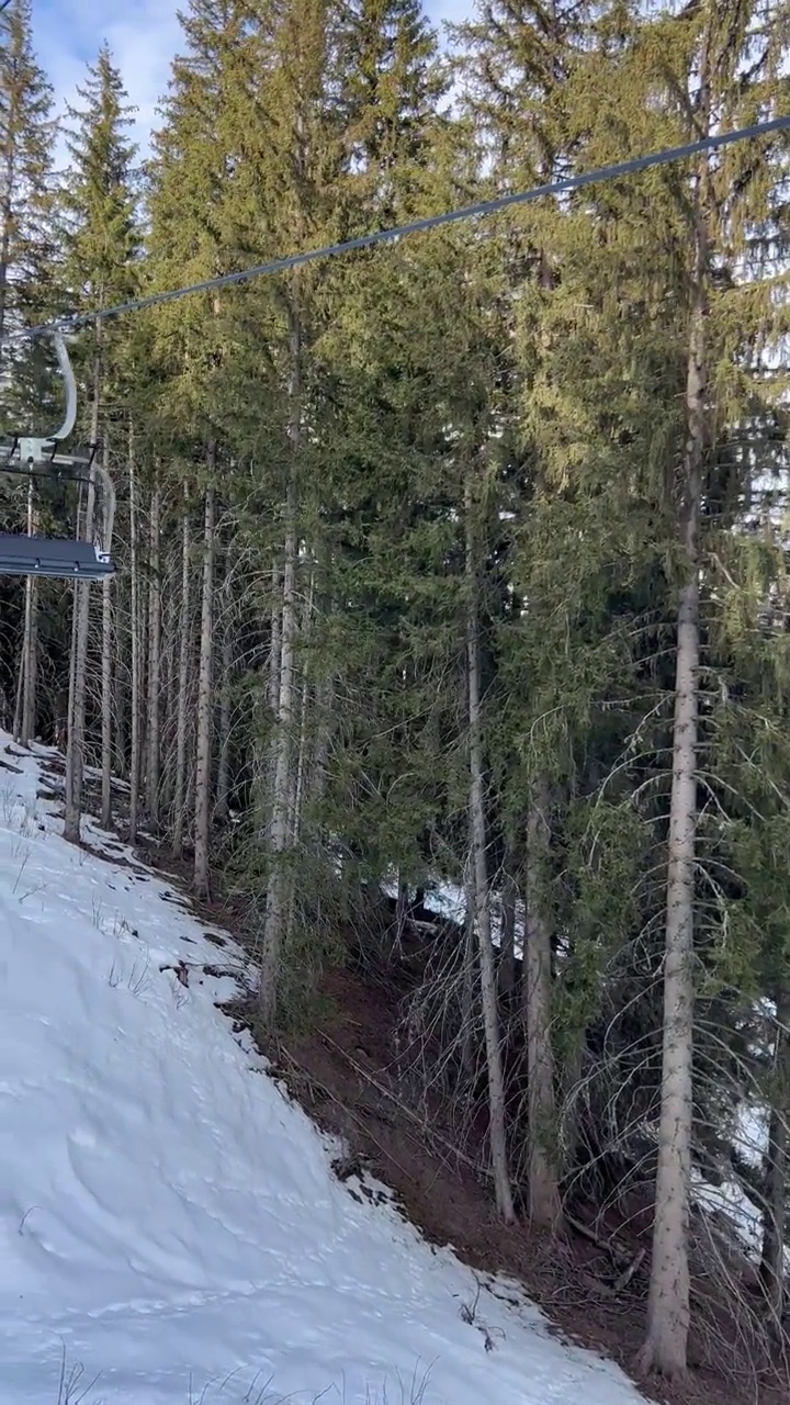 在Courchevel滑雪胜地的森林之间的滑雪缆车视频素材