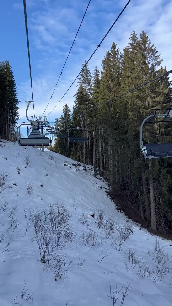 在Courchevel滑雪胜地的森林之间的滑雪缆车视频素材