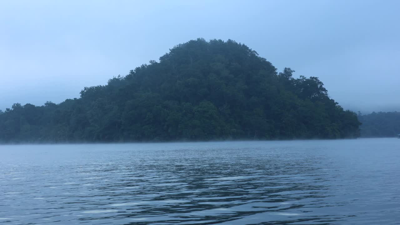 雾湖岛宁静视频素材