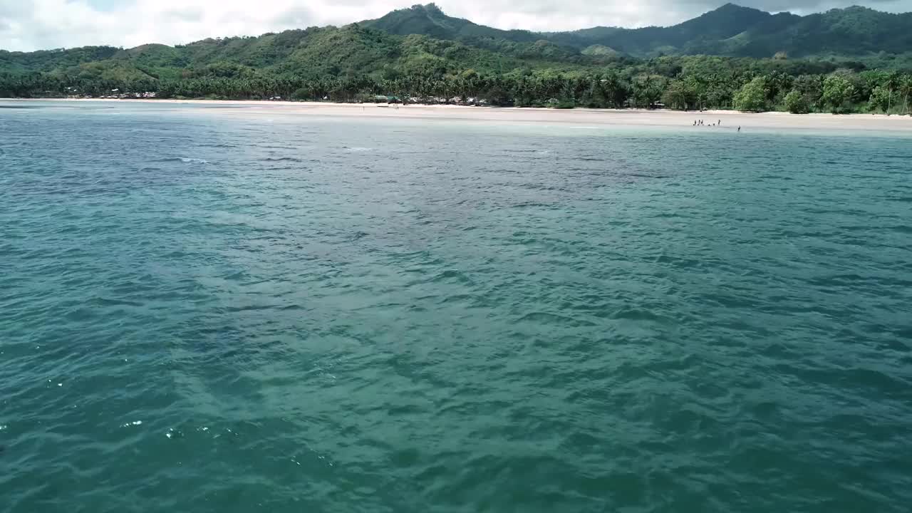 空中无人机飞越热带天堂绿松石海滩和棕榈树。爱妮岛，菲律宾。视频素材