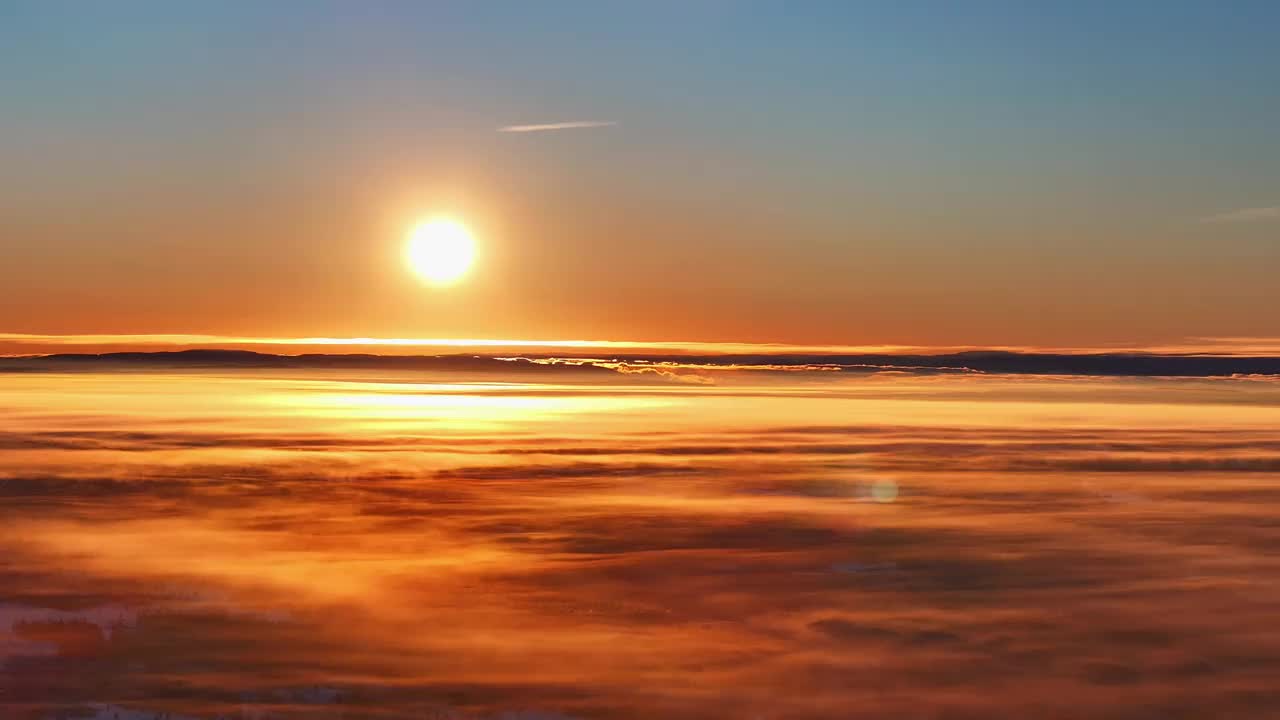 在日落的背景中，浓密的白云和太阳在黄昏的天空中闪耀视频素材