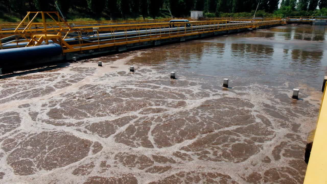 现代化污水处理厂。用于曝气和污水生物净化的水箱视频下载