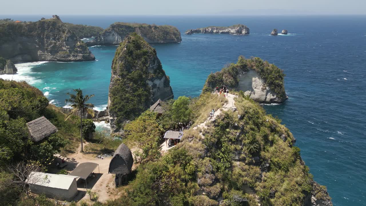 无人机拍摄的印尼努沙佩尼达岛钻石海滩的观景视频素材