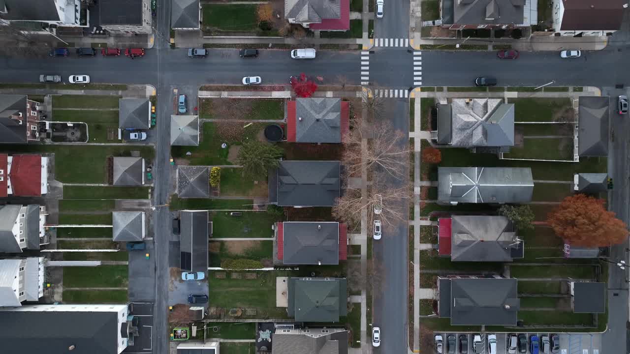 美国城市郊区住房的俯视视图。秋天黄昏鸟瞰图。视频素材