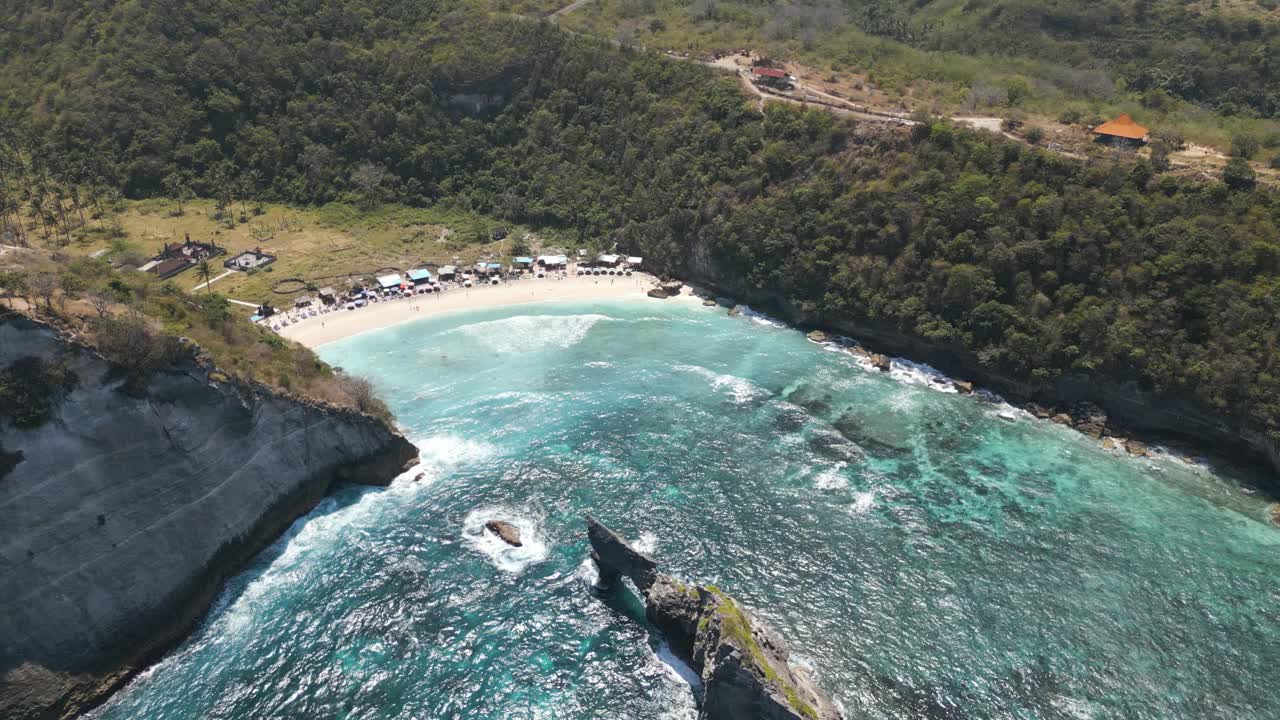 鸟瞰印尼巴厘岛附近努沙佩尼达岛的阿图海滩视频素材