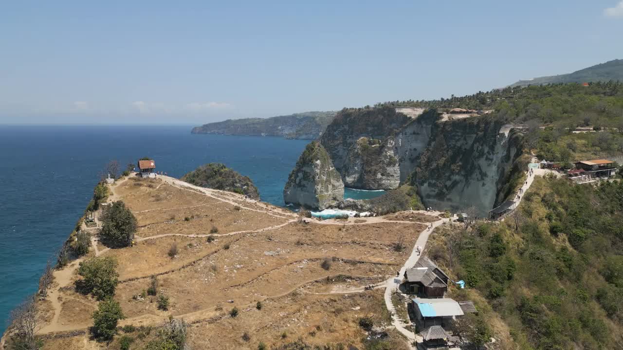 鸟瞰印尼巴厘岛附近努沙佩尼达岛的钻石海滩视频素材