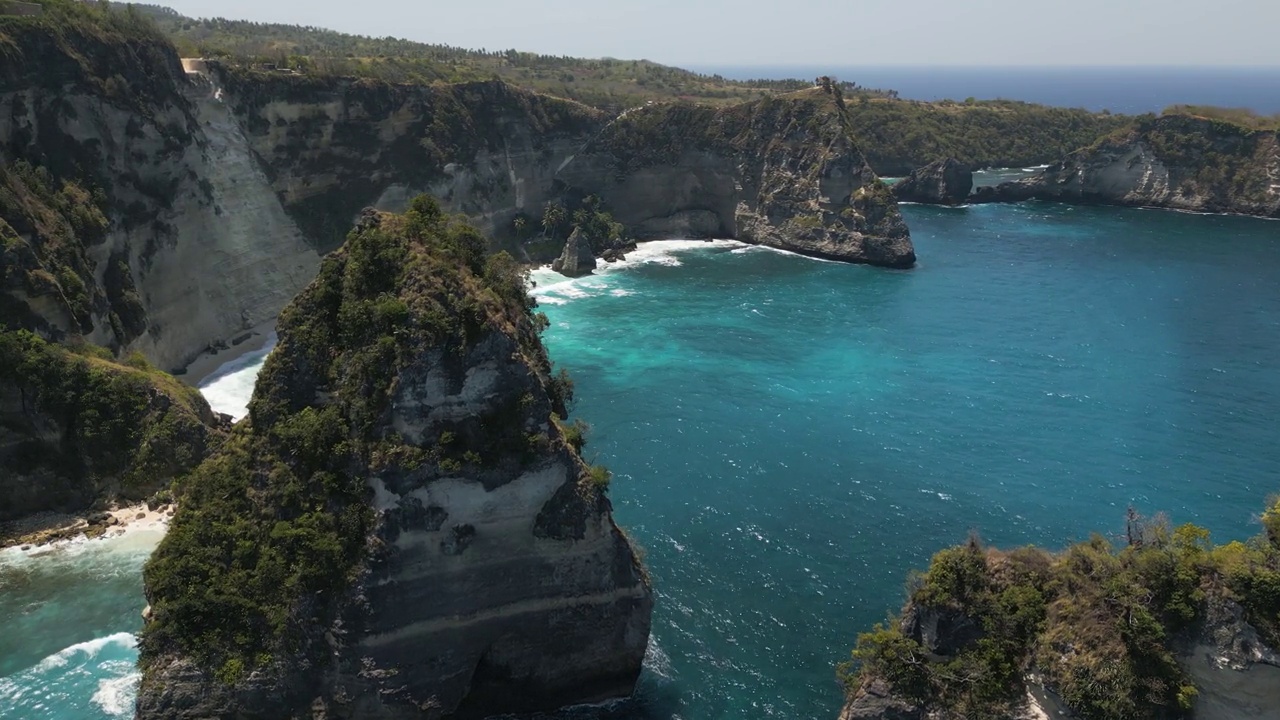 无人机拍摄的印尼巴厘岛附近努沙佩尼达岛钻石海滩视频素材