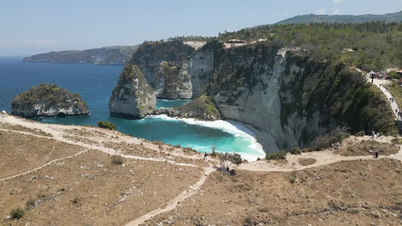 航拍的钻石海滩在努沙Penida岛附近的巴厘岛，印度尼西亚视频素材