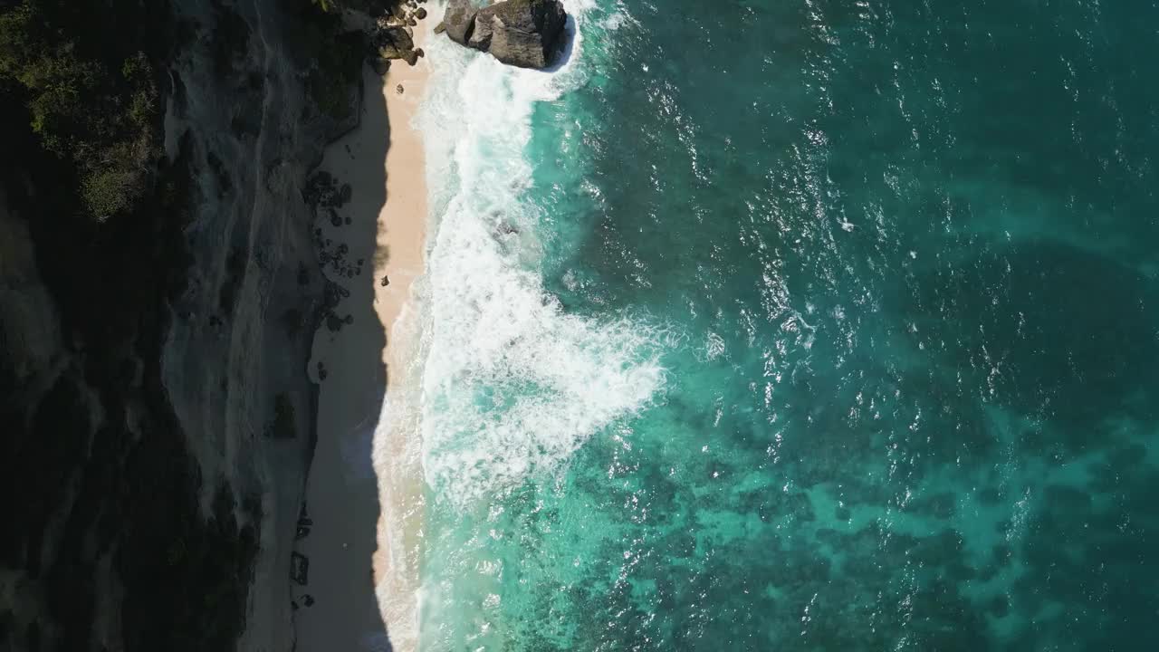 印度尼西亚巴厘岛附近努沙佩尼达岛钻石海滩的鸟瞰图视频素材