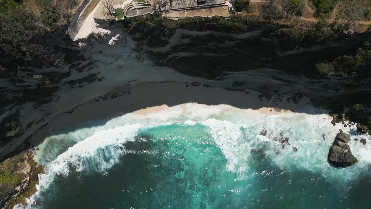 无人机俯瞰的钻石海滩在努沙Penida岛附近的巴厘岛，印度尼西亚视频素材