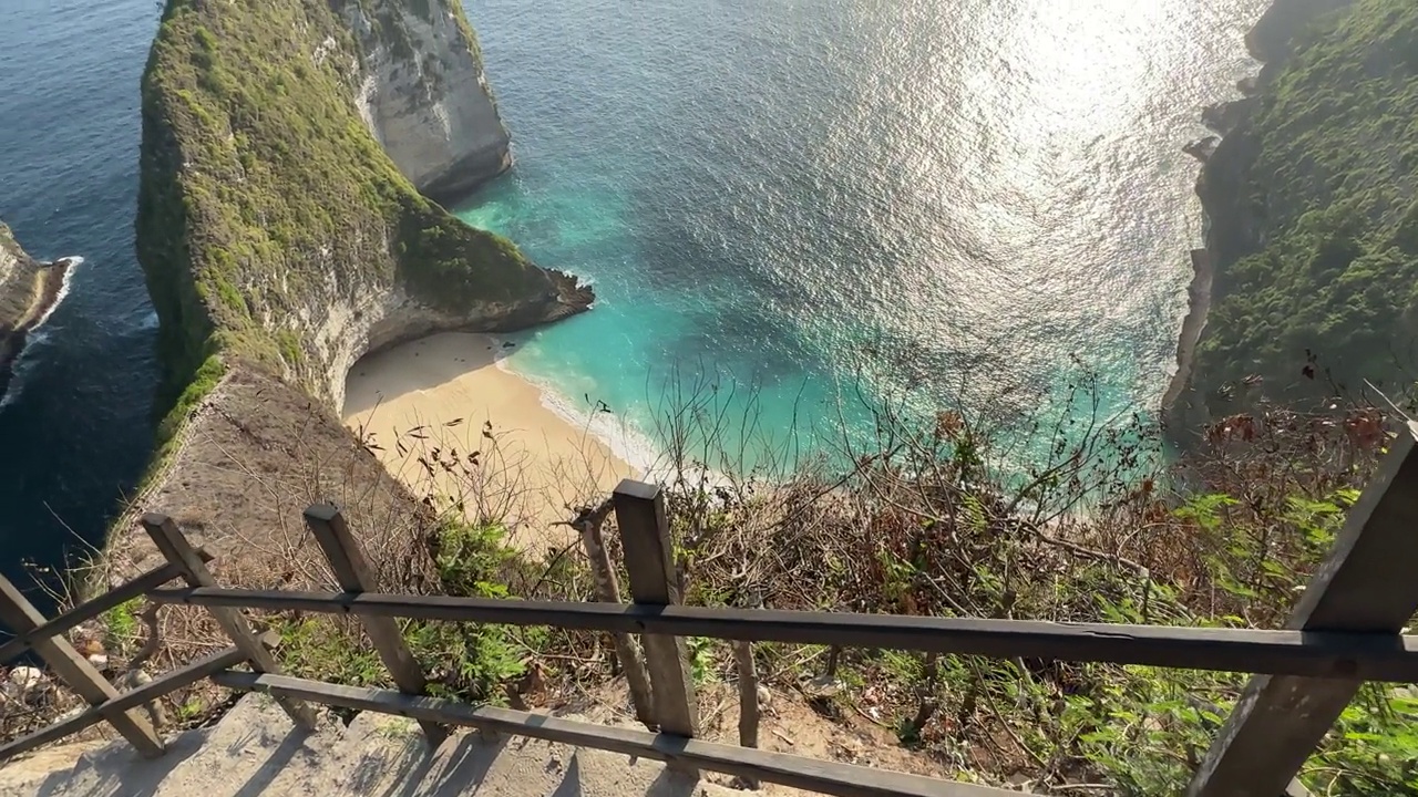 通往印尼巴厘岛附近努沙佩尼达岛克林金海滩的小径视频素材