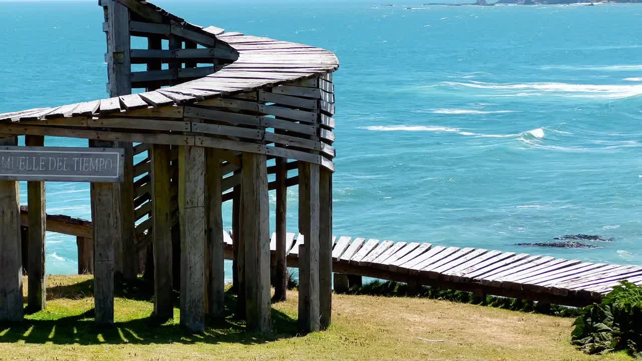 Cucao的Muelle del tiempo, Tepuhueico公园风景优美的螺旋形纪念碑，背景中的海洋视频素材