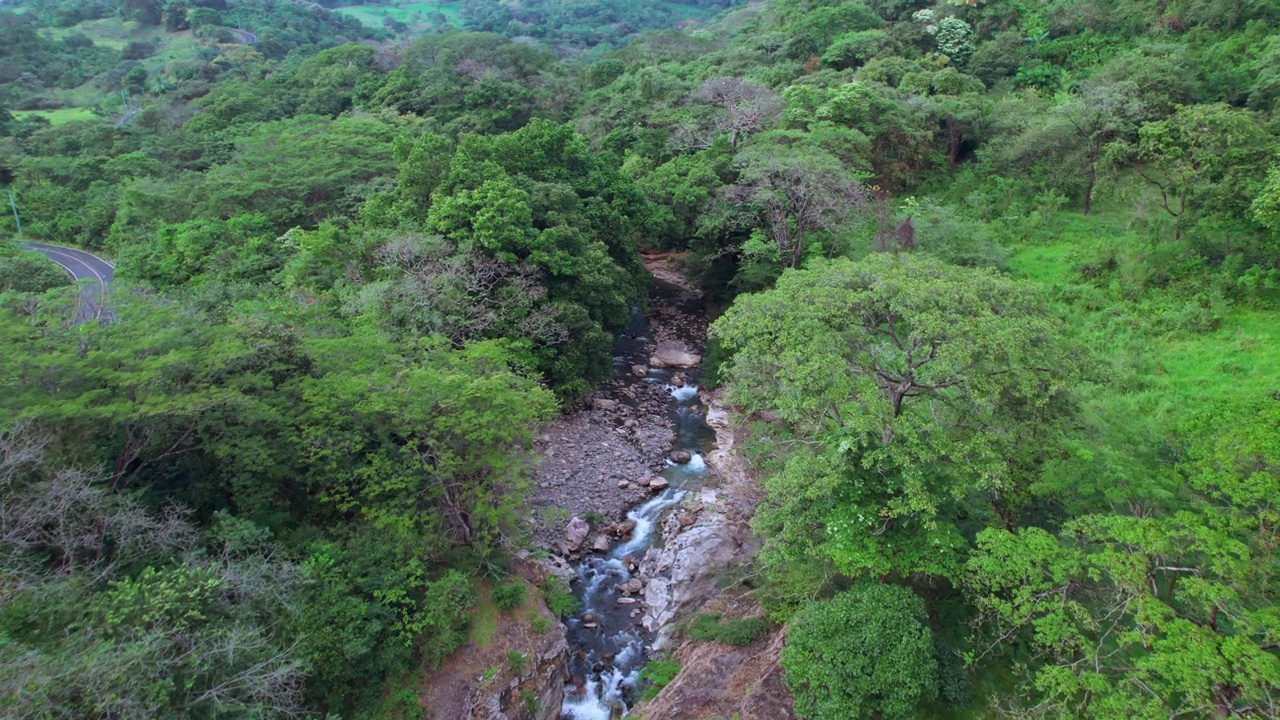 苍翠葱郁的巴拿马卡琼斯德查姆峡谷，河流流淌，宁静的自然风光，鸟瞰视频素材