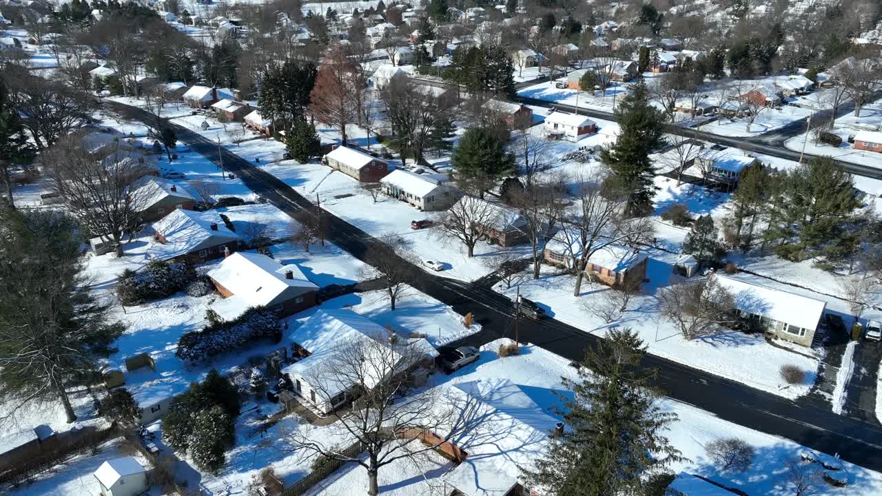 郊区住宅鸟瞰图。冬天的场景与雪在地上。蓝天午后。视频素材