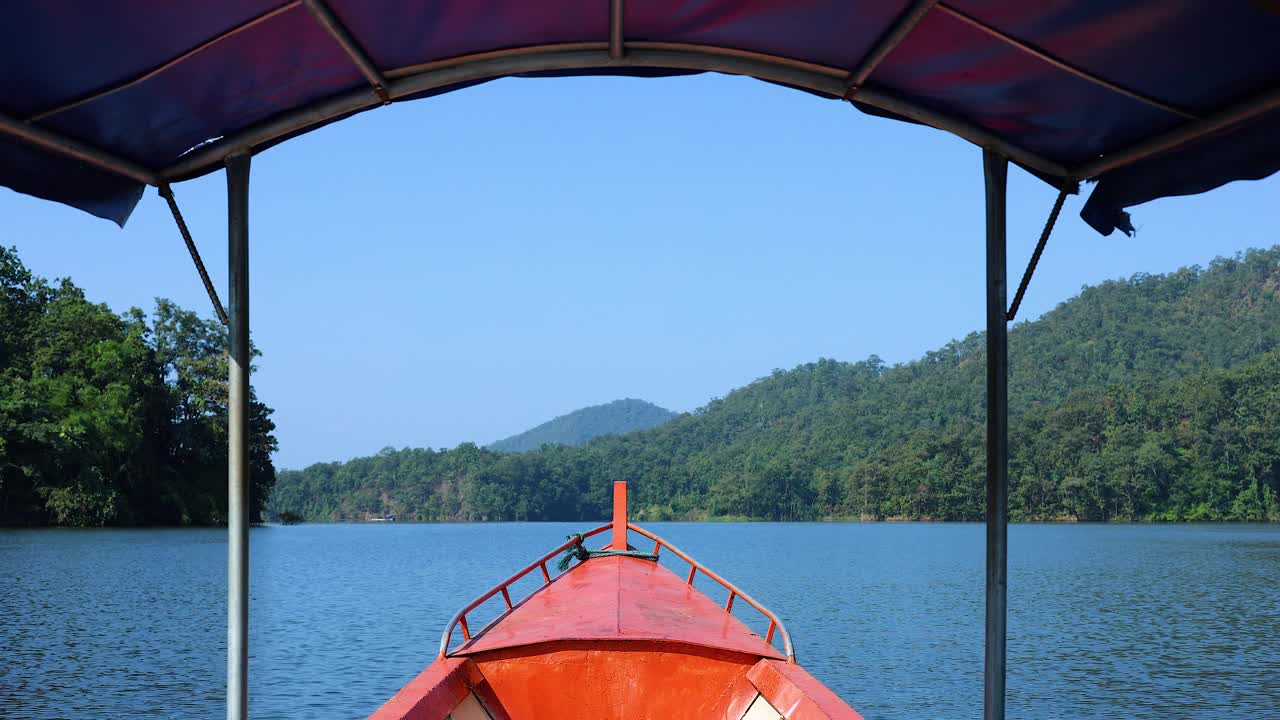 乘船游览风景优美的湖泊视频素材