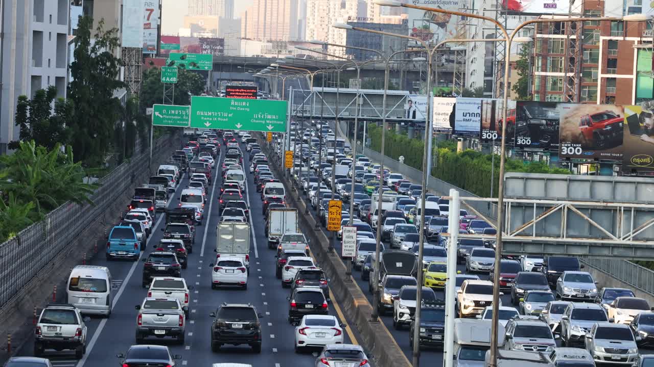 高峰时段交通挤塞视频素材