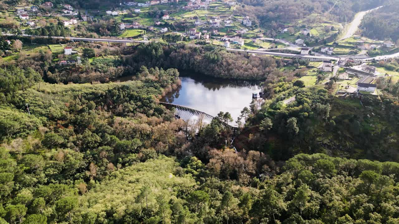 翠绿的Castadón水库，欧伦斯，西班牙空中视频素材